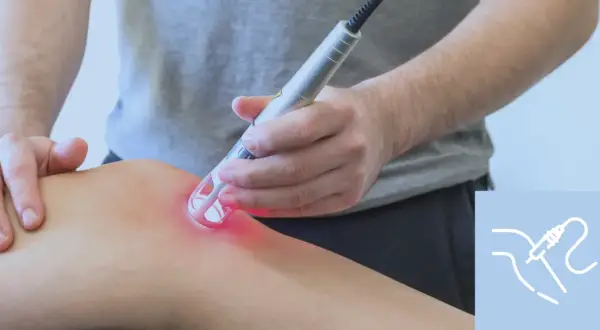 Un terapista applica un laser su un ginocchio. Scopri i laserterapia costi per il tuo benessere.