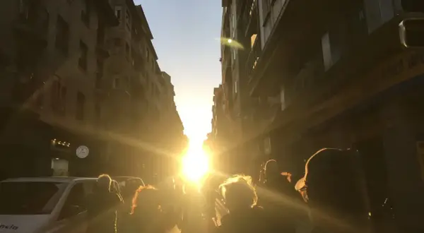 El sol del solsticio de invierno ilumina Zaragoza, creando un espectáculo de luz entre los edificios.