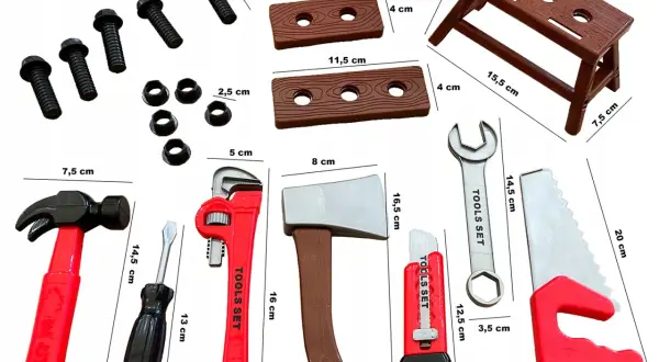 Zestaw zabawek hydraulika: młotek, śrubokręt, klucz, siekiera, piła, nożyk, śruby, nakrętki i stołek.