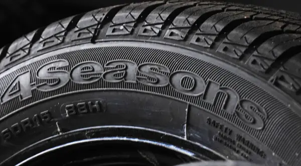 Zbliżenie na oponę całoroczną z napisem "4Seasons" i oznaczeniem 205/55R16 88H.