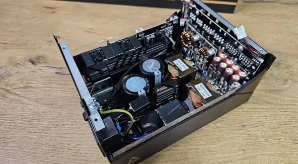 Wnętrze zasilacza komputerowego MEG. Zastanawiasz się, jaki zasilacz do komputera wybrać? Ten model ma moc 1600W.