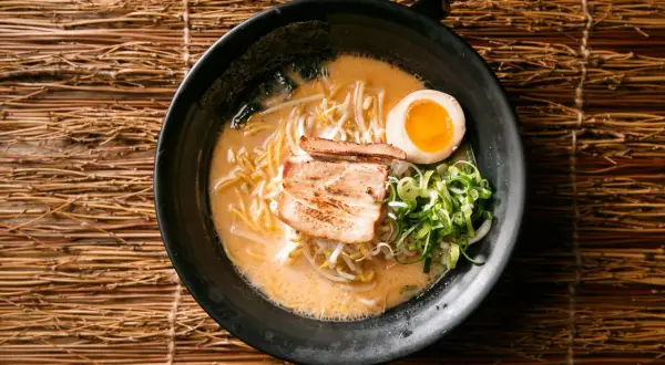 Miseczka aromatycznego ramenu z makaronem, chashu, jajkiem i szczypiorkiem. Idealny sposób, by poczuć, jak smakuje ramen.