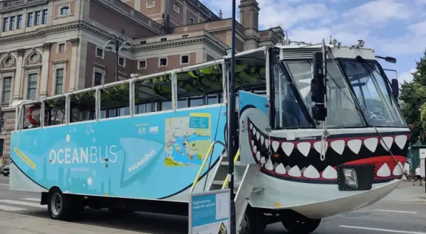 Amfibiebuss Oceanbus i Stockholm, redo för en tur på land och vatten med sitt haj-inspirerade utseende.