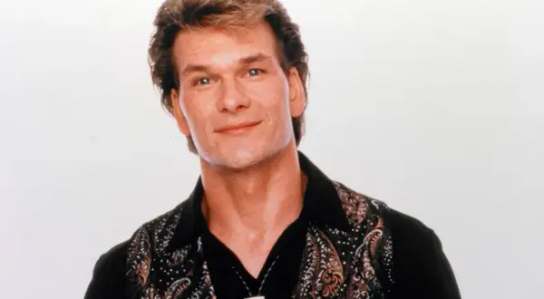Patrick Swayze, gwiazda kultowych **patrick swayze filmy**, w charakterystycznej koszuli z wzorem.