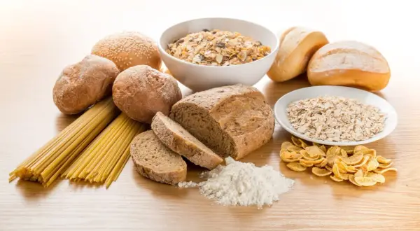 Chleb, bułki, makaron, płatki owsiane, musli i mąka. Zastanawiasz się nad **miesiąc bez glutenu efekty**?