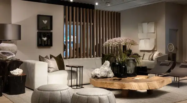 Ein stilvolles Wohnzimmer mit neutralen wandfarben trends. Ein beiges Sofa, ein rustikaler Holztisch und dekorative Elemente schaffen eine gemütliche Atmosphäre.