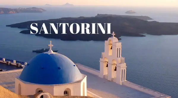 Santorini co zobaczyć: błękitna kopuła kościoła i dzwonnica na tle kalderze. Widok zapiera dech w piersiach!