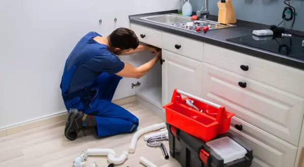 Ile bierze hydraulik za instalacje w domu? Sprawdź ukryte koszty