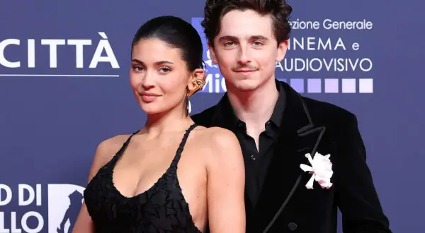 Timothée Chalamet och Kylie Jenner poserar tillsammans på en röd matta.