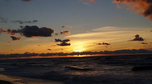 Szczecin od morza: Ile km? Najbliższe plaże i czas dojazdu.