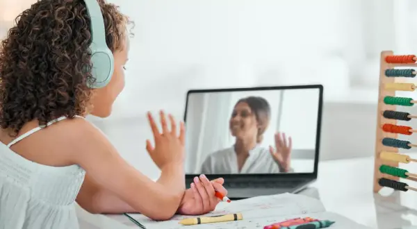 Dziewczynka na lekcji online, zastanawia się, ile wynosi subwencja oświatowa na jednego ucznia.