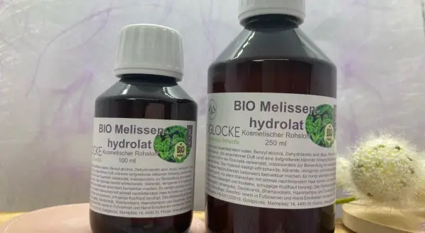 Zwei Flaschen BIO Melissenhydrolat, eines 100 ml, das andere 250 ml. Die Wirkung von Melissenhydrolat ist erfrischend und klärend.