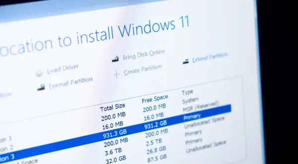 Ekran instalacji Windows 11, opcja formatowania partycji. Jak zrobic format komputera win 11? Wybierz dysk i kliknij "Formatuj".