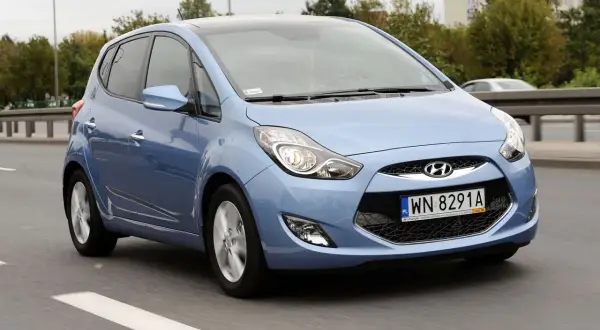 Niebieski Hyundai ix20 na drodze. Wiele osób szuka hyundai ix20 opinie, by dowiedzieć się więcej o tym modelu.