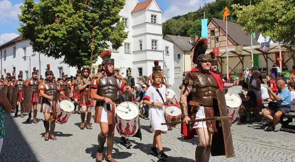 Römer marschieren mit Trommeln und Schilden beim Markt Kipfenberg.