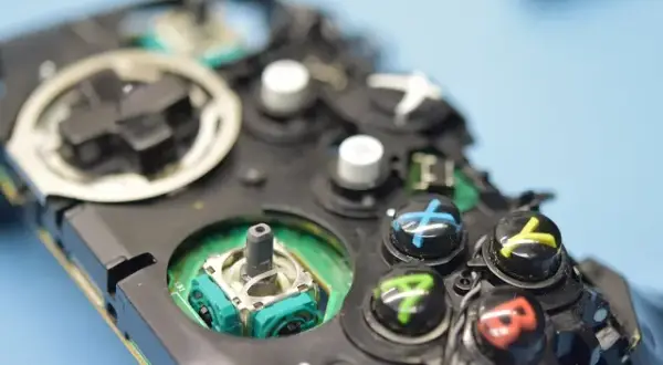 Jak rozebrać pada Xbox Series X i uniknąć uszkodzeń podczas naprawy