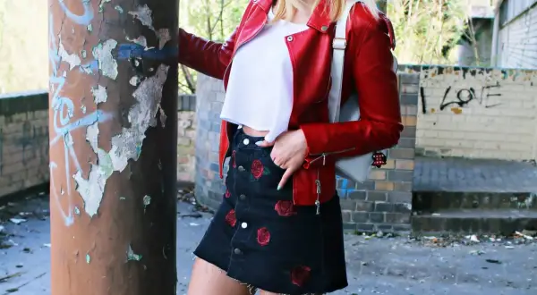 Spódnica jeansowa z czym nosić? Odkryj modne stylizacje na każdą okazję