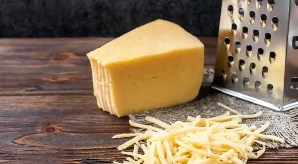 Ile kcal ma plaster sera? Poznaj zaskakujące różnice w kaloriach