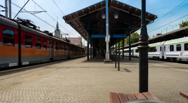 Pociąg Kraków-Balice: Który peron? Sprawdź, aby uniknąć problemów!