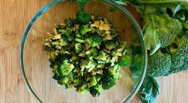 Recette de salade de brocolis crus : saine et délicieuse à chaque bouchée