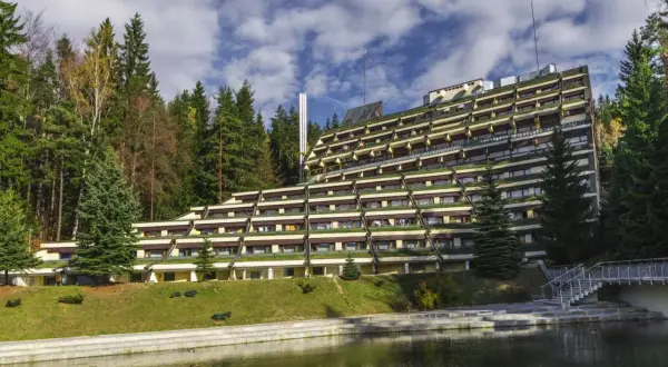 Hotel Granit w Szklarskiej Porębie, tarasowy budynek z widokiem na las i staw. Sprawdź cennik pobytu.