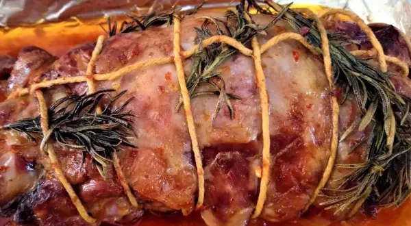 Pieczona jagnięcina z rozmarynem, jak z przepisu Ani Gotuje. Soczyste mięso, złocista skórka i aromatyczne zioła.