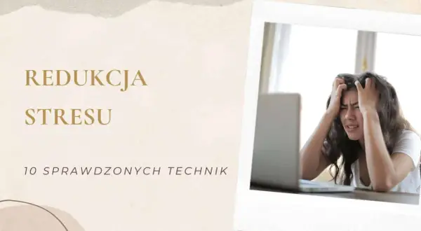 Młoda kobieta z przeciążonym układem nerwowym, trzymająca się za głowę przed laptopem. Tekst "Redukcja stresu".