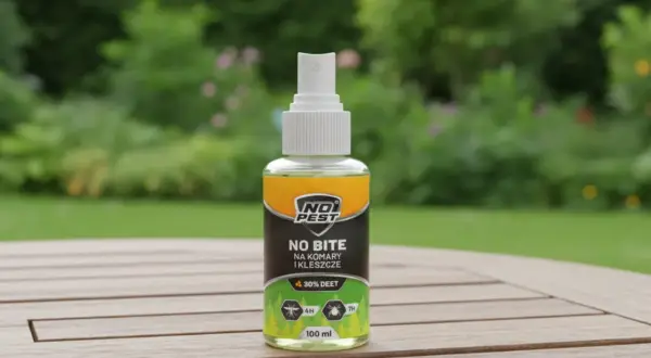 Butelka sprayu "No Bite" z 30% DEET, najmocniejszy środek na komary i kleszcze, na drewnianym stole w ogrodzie.