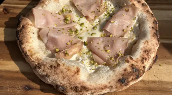 Neapolitanische Pizza Rezept: Köstliche Pizza mit Mortadella, Pistazien und cremiger Käsesauce.