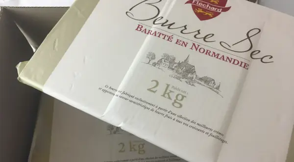 Emballage de beurre normandie, 2 kg, avec un dessin de village et le logo "Fléchard".