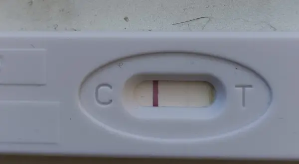 Test ciążowy z widocznym zarysem drugiej kreski. Czekam na cud.