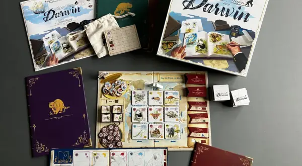 Brettspiel "Auf den Wegen von Darwin" mit Spielbrett, Karten, Büchern und Zubehör. Erkunde die Natur und entdecke die Evolution.