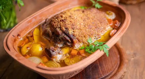 Saftige Lammschulter mit knuspriger Kruste, geschmort mit Kartoffeln und Wurzelgemüse. Ein köstliches Lammschulter Rezept für Genießer.