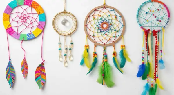 Quatre attrape-rêves colorés, un dessin attrape rêve facile, avec des plumes vives et des perles joyeuses.