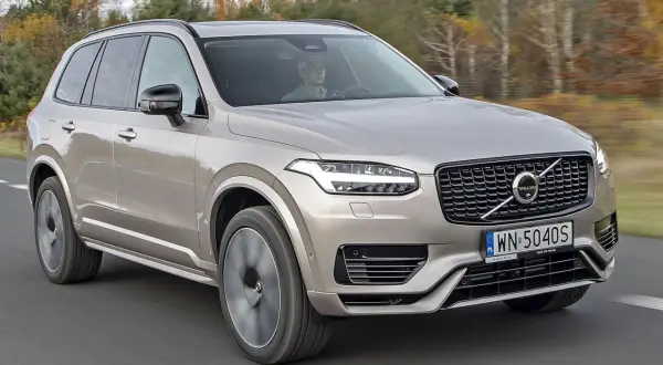 Złoty Volvo XC90 w ruchu. Sprawdź jego imponujące volvo xc90 wymiary, idealne na rodzinne podróże.