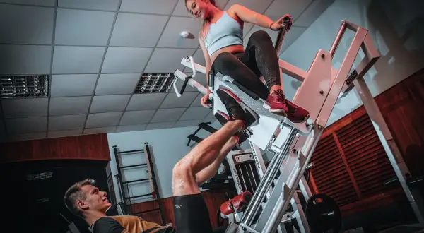 Para ćwiczy na suwnicy. Czy to crossfit czy siłownia?