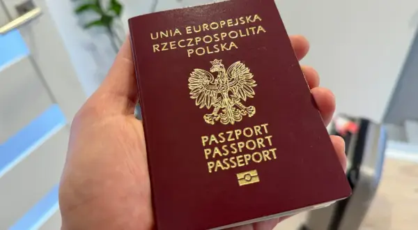 Polski paszport w dłoni. Czy do USA potrzebna jest wiza? Podróż do Ameryki wymaga sprawdzenia aktualnych przepisów wizowych.