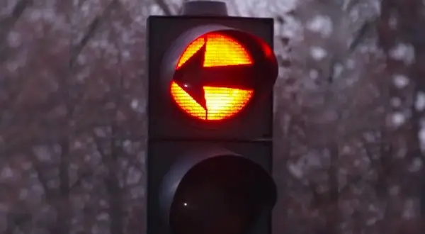 Czerwone światło sygnalizatora S3 z podświetloną strzałką w lewo.