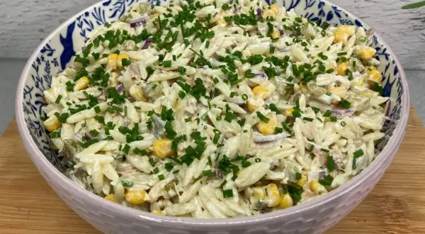 Boska sałatka z tuńczykiem i makaronem orzo, kukurydzą i szczypiorkiem. Idealna na szybki obiad.