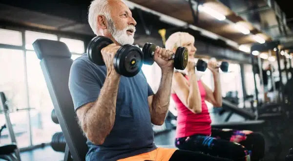 Seniorzy ćwiczą z hantlami. Chcesz wiedzieć, jak sprawdzić czy karta multisport jest aktywna? Zacznij od treningu!