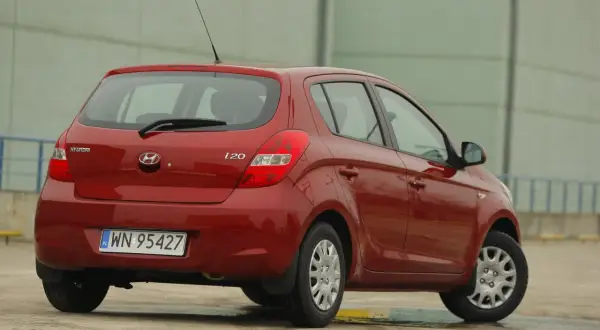 Czerwony Hyundai i20, widok z tyłu. Czas na wymianę żarówki w tylnej lampie.