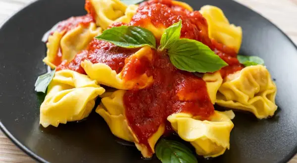 Tortellini: Odkryj sekrety włoskich pierożków i zachwyć smakiem