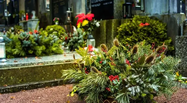 Jak zrobić stroiki na cmentarz - proste sposoby na piękne dekoracje