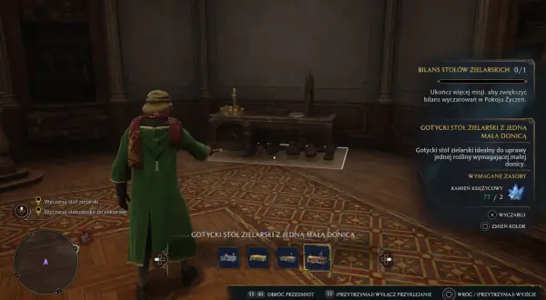 W Pokoju Życzeń w Hogwarts Legacy, gracz przygotowuje się do wyczarowania gotyckiego stołu zielarskiego.