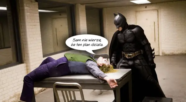 Batman Nolana patrzy na leżącego Jokera. Joker mówi: "Sam nie wierzę, że ten plan działa.