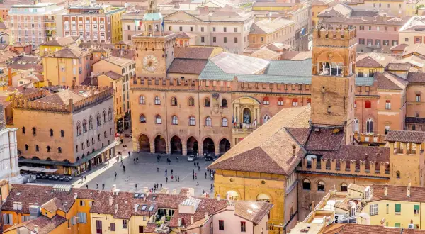 Widok na Piazza Maggiore w Bolonii, skąd łatwo zaplanować, jak dojechać z Bolonii do Florencji.
