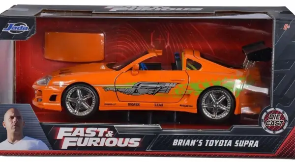 Pomarańczowa Toyota Supra Briana z Szybkich i Wściekłych w pudełku. Zastanawiasz się, ile kosztuje Toyota Supra?
