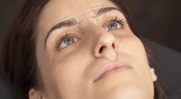 Henna pudrowa kontra tradycyjna – co daje najlepszy efekt stylizacji brwi?