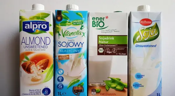 Cztery kartony napojów roślinnych: Alpro Almond, Vitanellax Sojowy, Ener BIO Sojadrink, Milbona Soja.