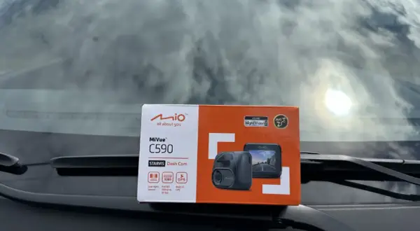 Mio MiVue C590 STARVIS Dash Cam w opakowaniu, gotowy do montażu. Full HD, Night Vision, GPS.